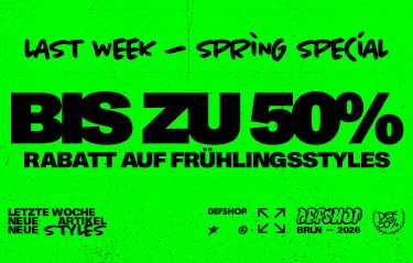 Green advertisement with bold black text announcing "Bis zu 50% Rabatt auf Frühlingsstyles," indicating a spring sale promotion.