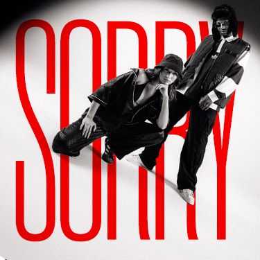 Das Bild zeigt zwei Models in sportlicher Streetwear vor dem großen roten Schriftzug "SORRY" auf weißem Hintergrund. Der Stil ist modern und minimalistisch gehalten.