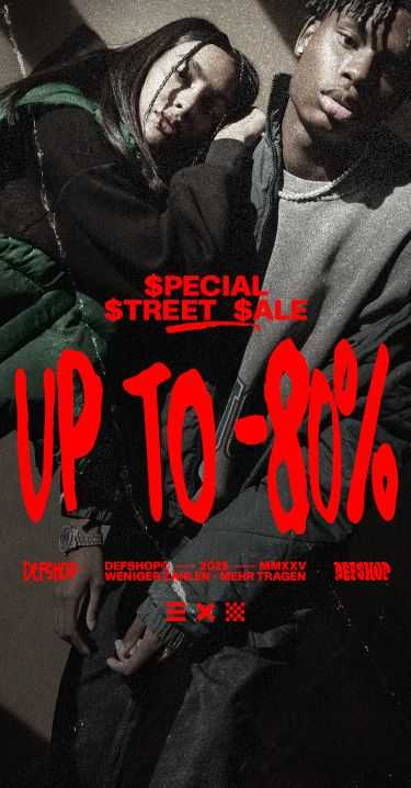 Das Bild zeigt eine Werbegrafik für den "Special Street Sale" mit dem Hinweis „Bis zu -80 %“. Im Hintergrund sind zwei Models in Streetwear-Mode abgebildet, während der auffällige rote Schriftzug den Rabatt hervorhebt.