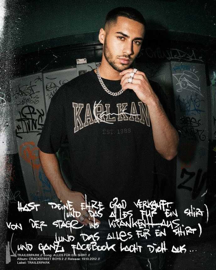Man in dark T-shirt with "Karl Kani" logo, wearing a chain and rings, stands in front of a graffiti-covered wall. Text overlaid in German.