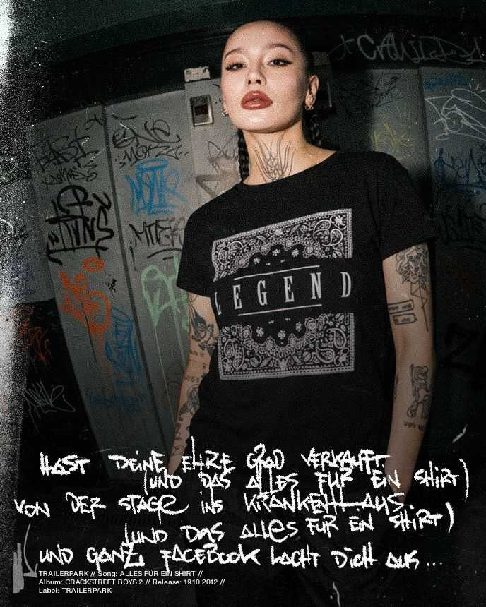 Person with tattoos in a "Legend" shirt, standing in front of graffiti-covered walls. Text overlay in German at the bottom.