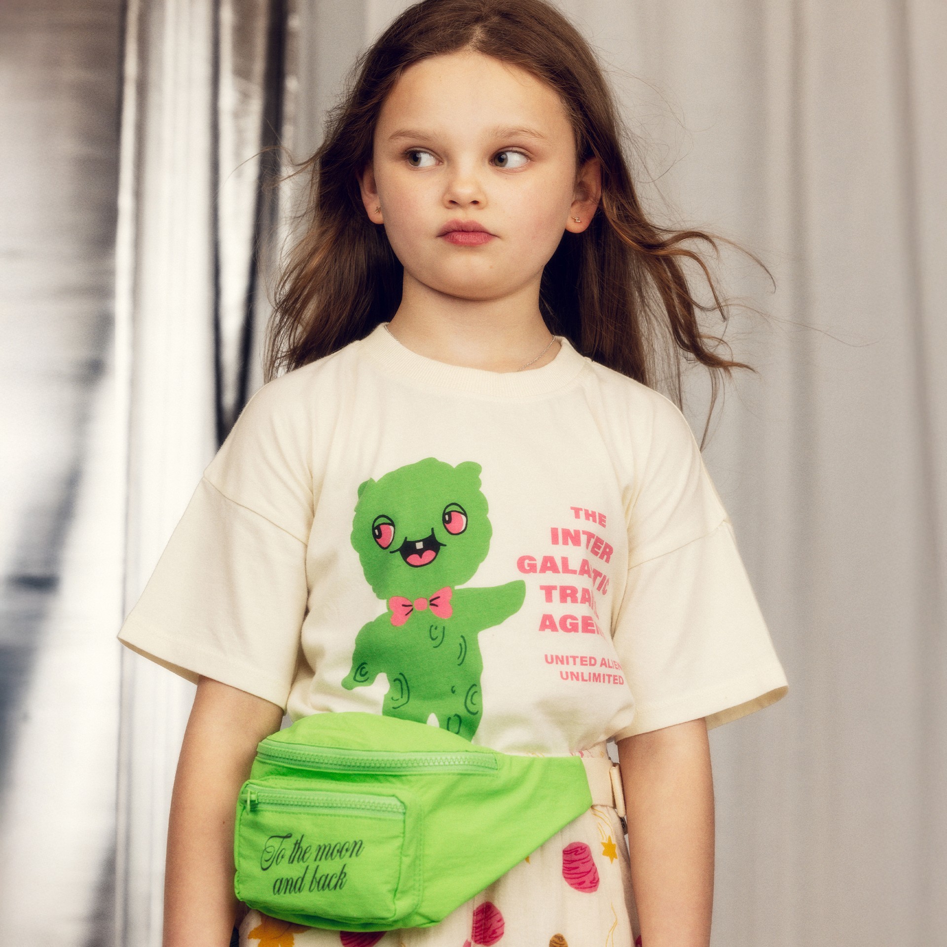 Girl wearing Alien T-shirt in offwhite from Alien Affairs collection from Mini Rodini