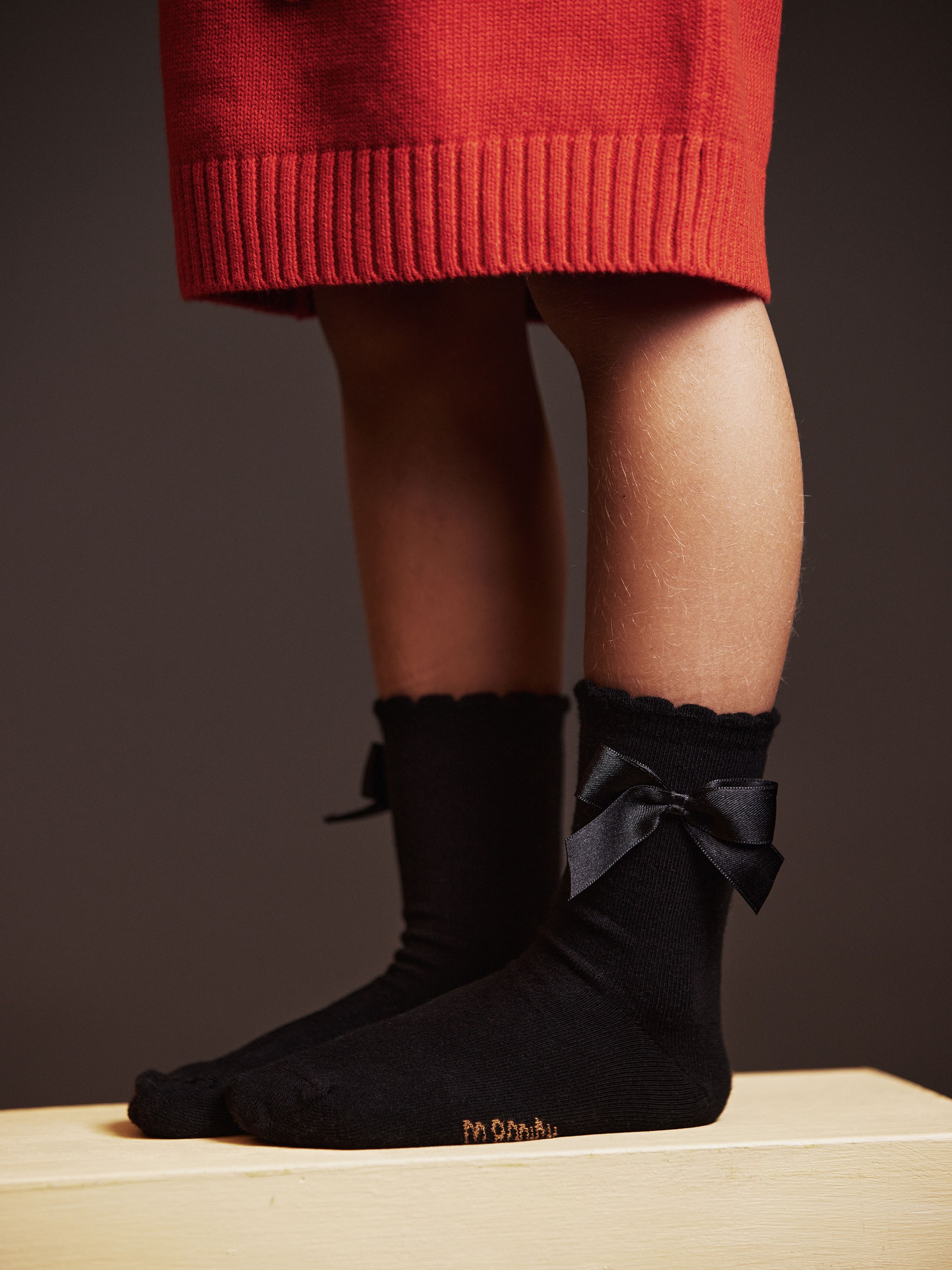 Image on feets wearing Satin bow 1-pack socks