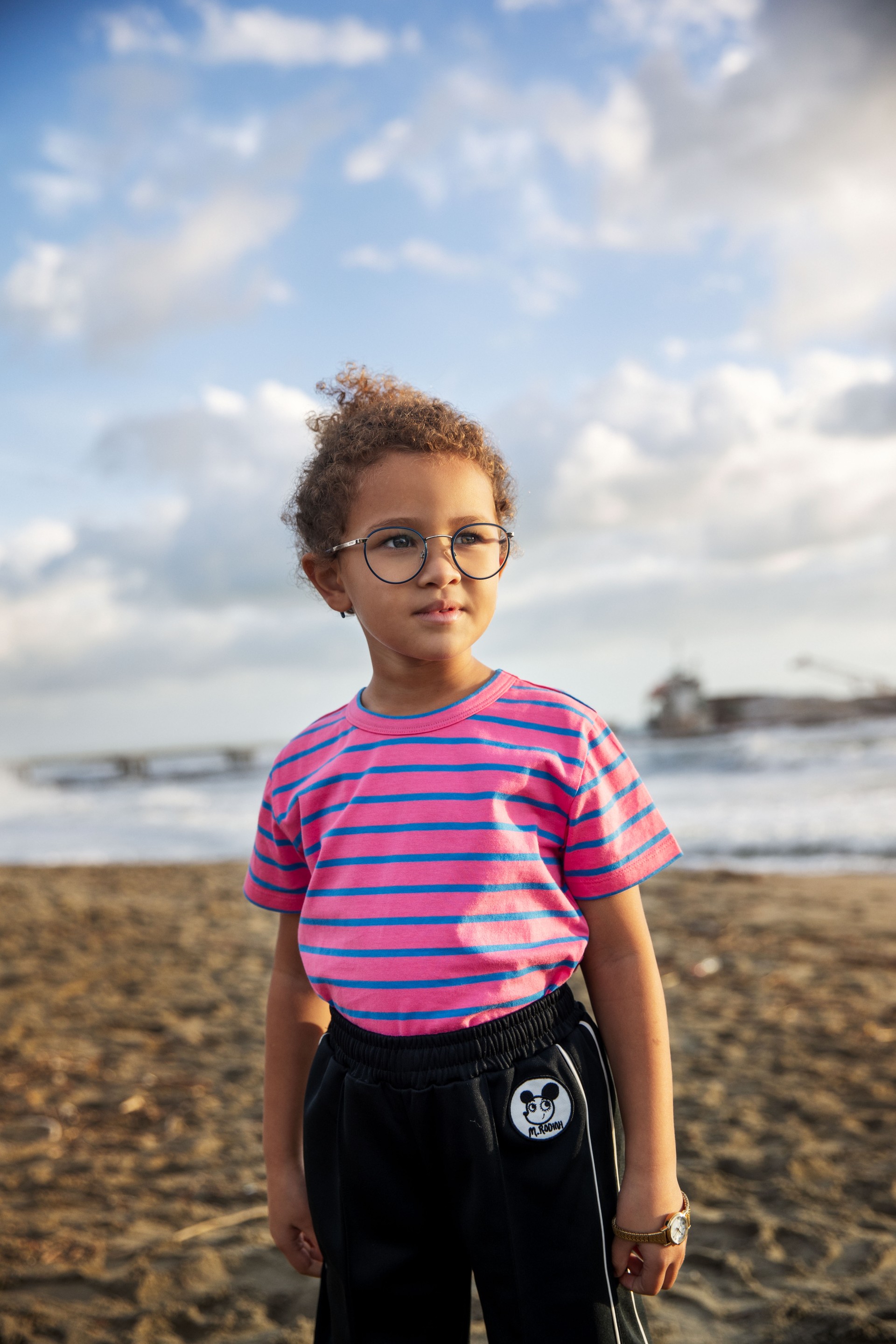 Girl on the beach wearing Stripe short sleeve T-shirt from Mini Rodini