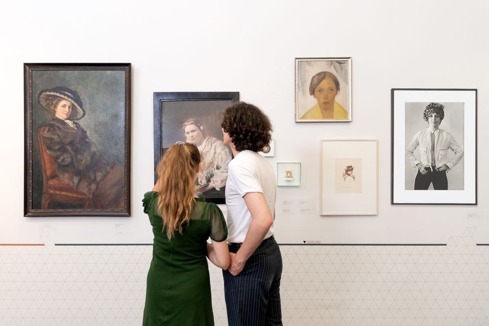 2 Personen vor Gemälde