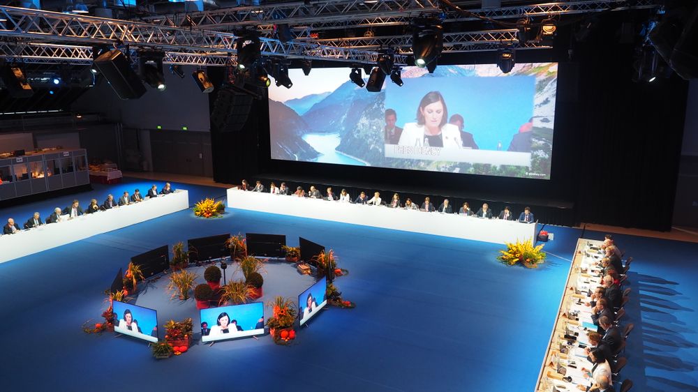 Foto vom EU Energiekongress mit einer Übertragung und mehreren Tischen