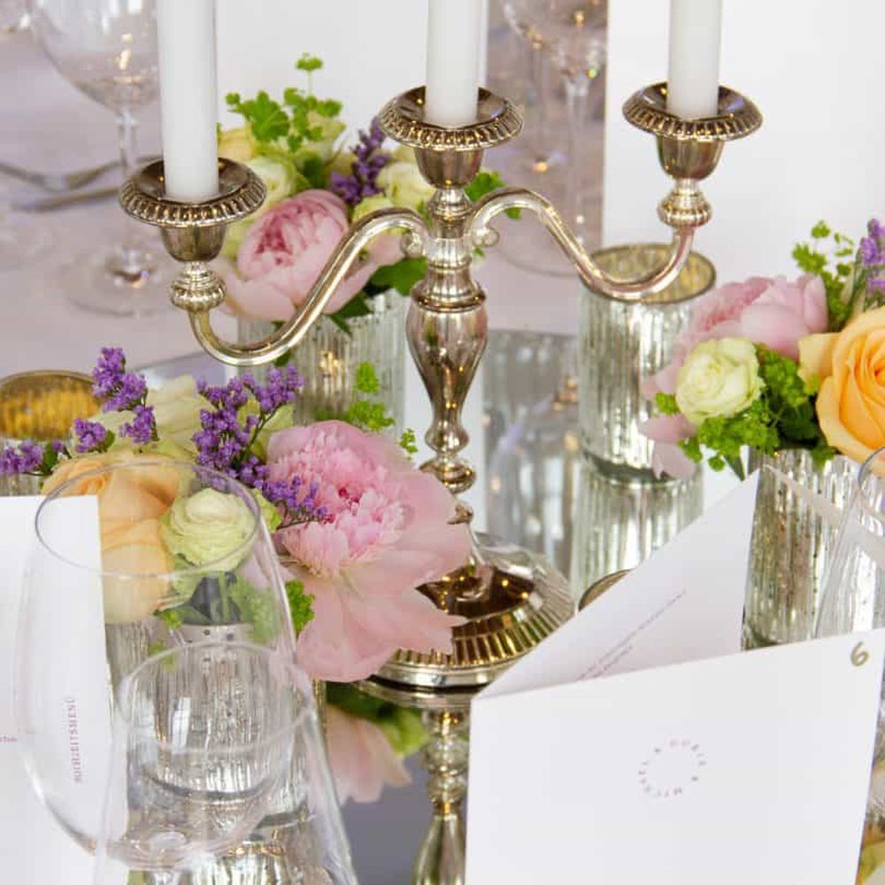 Ein Tisch mit einer Hochzeitsdekoration