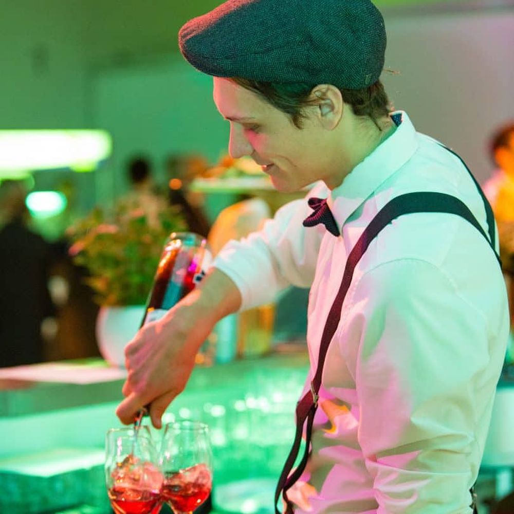 Ein Kellner, welcher Drinks zubereitet