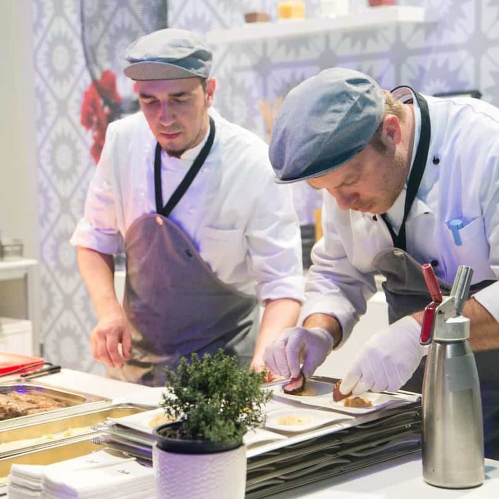 2 Männer die Speisen zubereiten