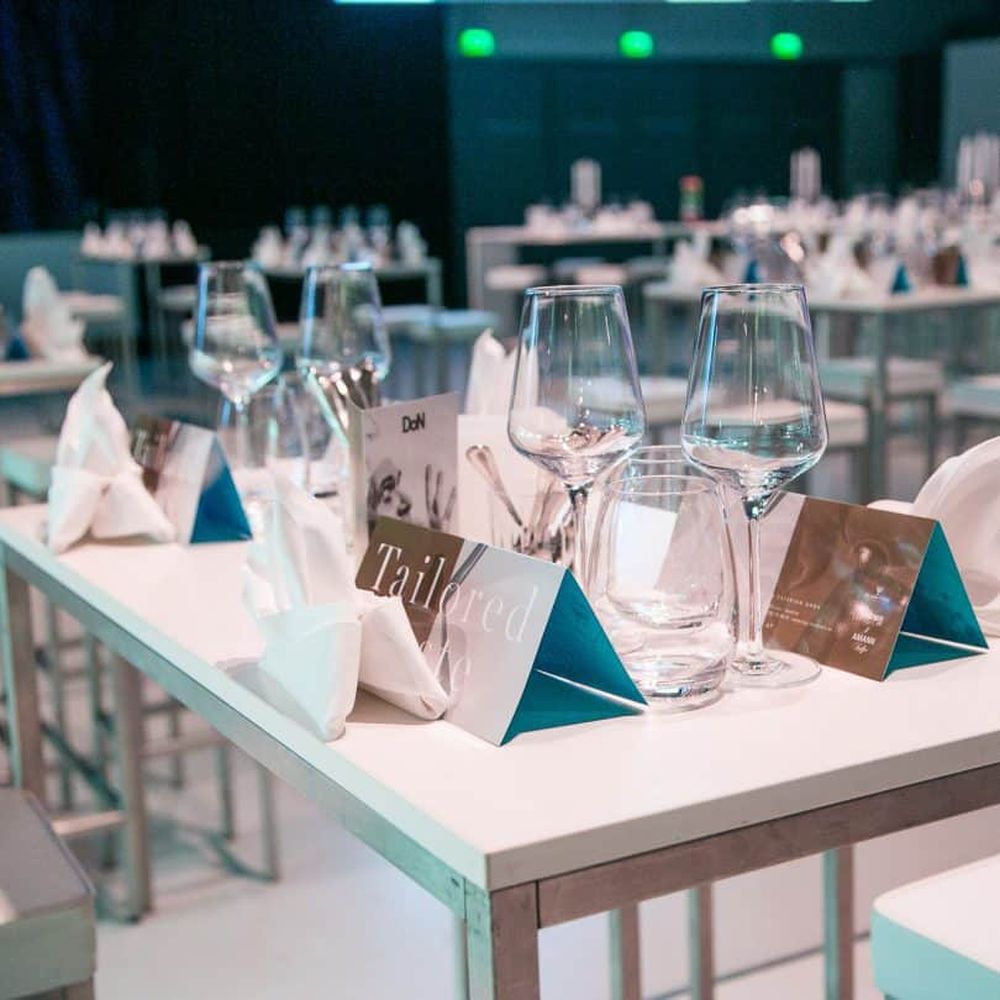 Ein schön gedeckter Tisch mit Servietten und Gläsern