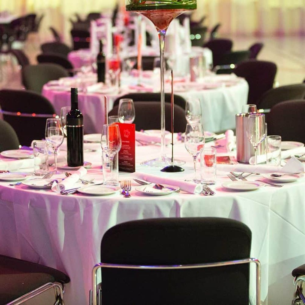 Ein schön gedeckter Tisch mit Servietten und Gläsern