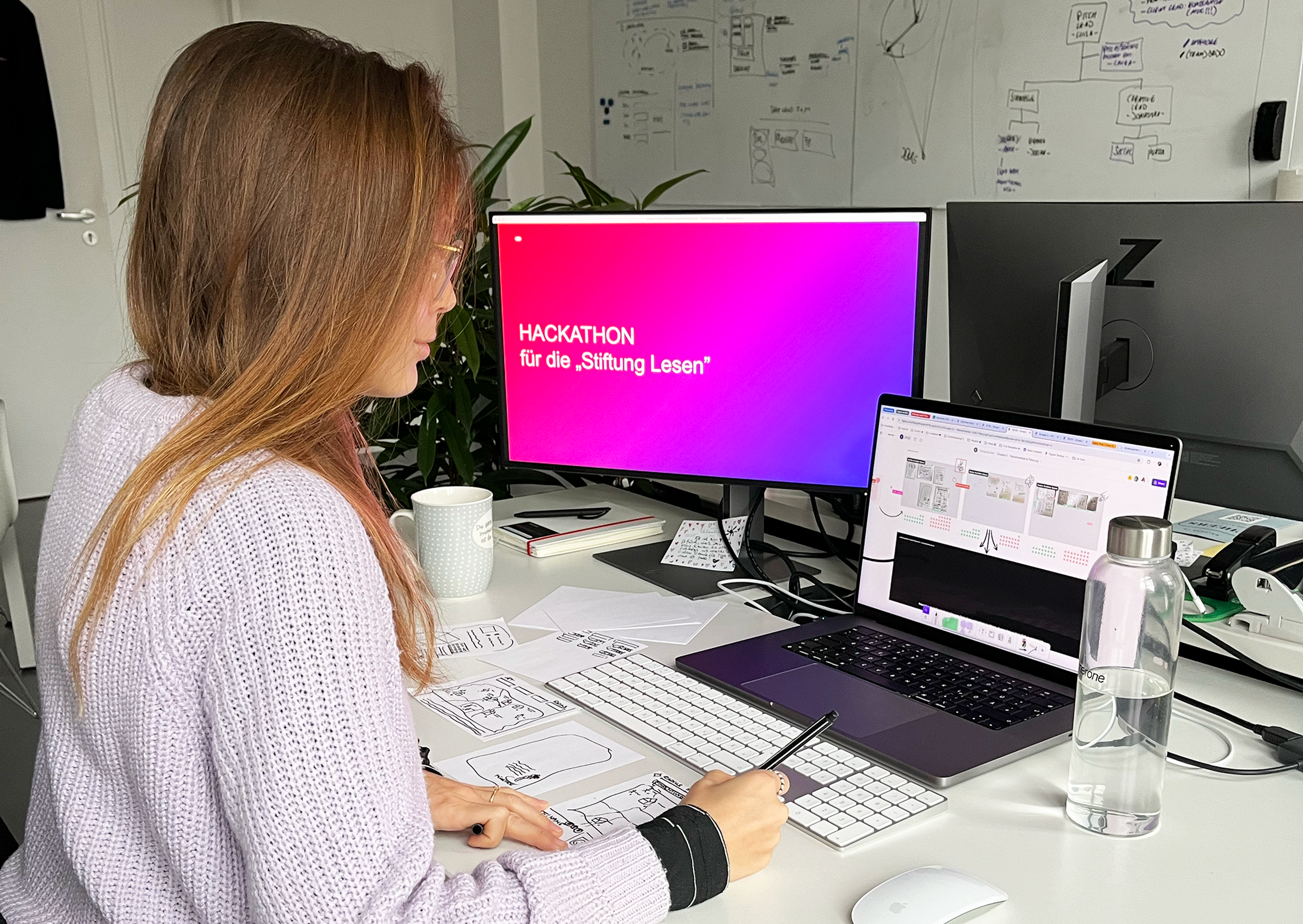 Teilnehmerin des Hackathons beim Skizzieren ihrer Ideen und Lösungsvorschläge während des Workshops.