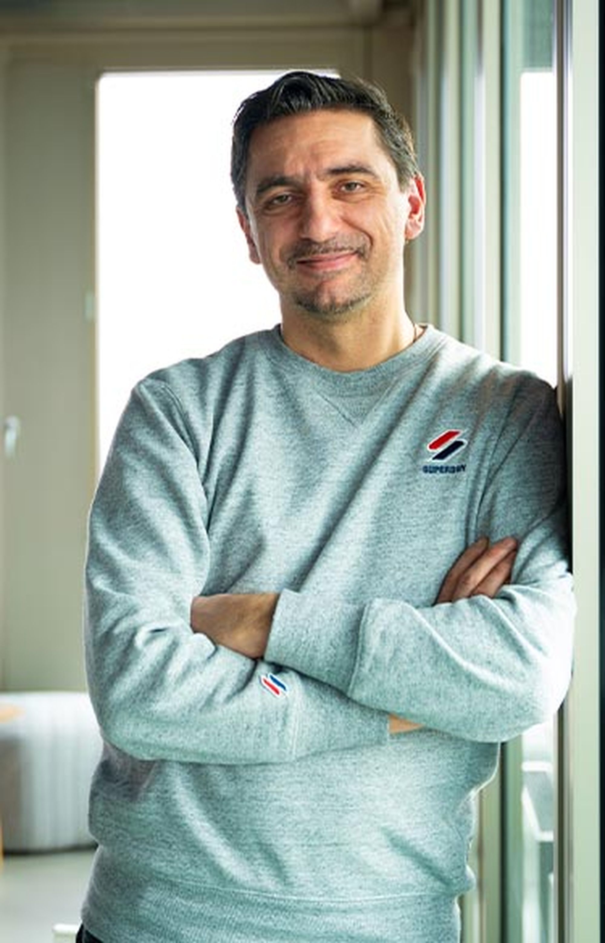 Prompt Artist Jozo Karacic im Hamburger interone Office