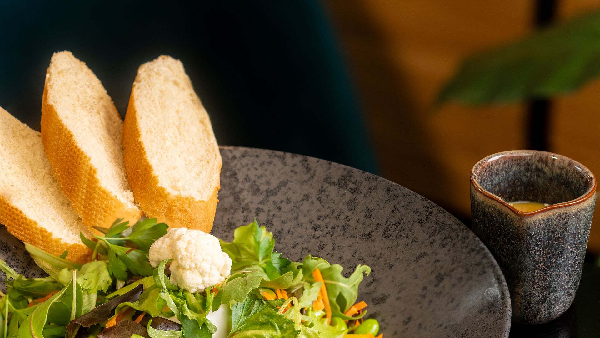 Wildkräutersalat mit Brot