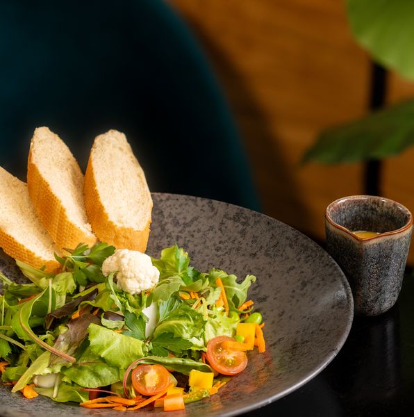 Wildkräutersalat mit Brot