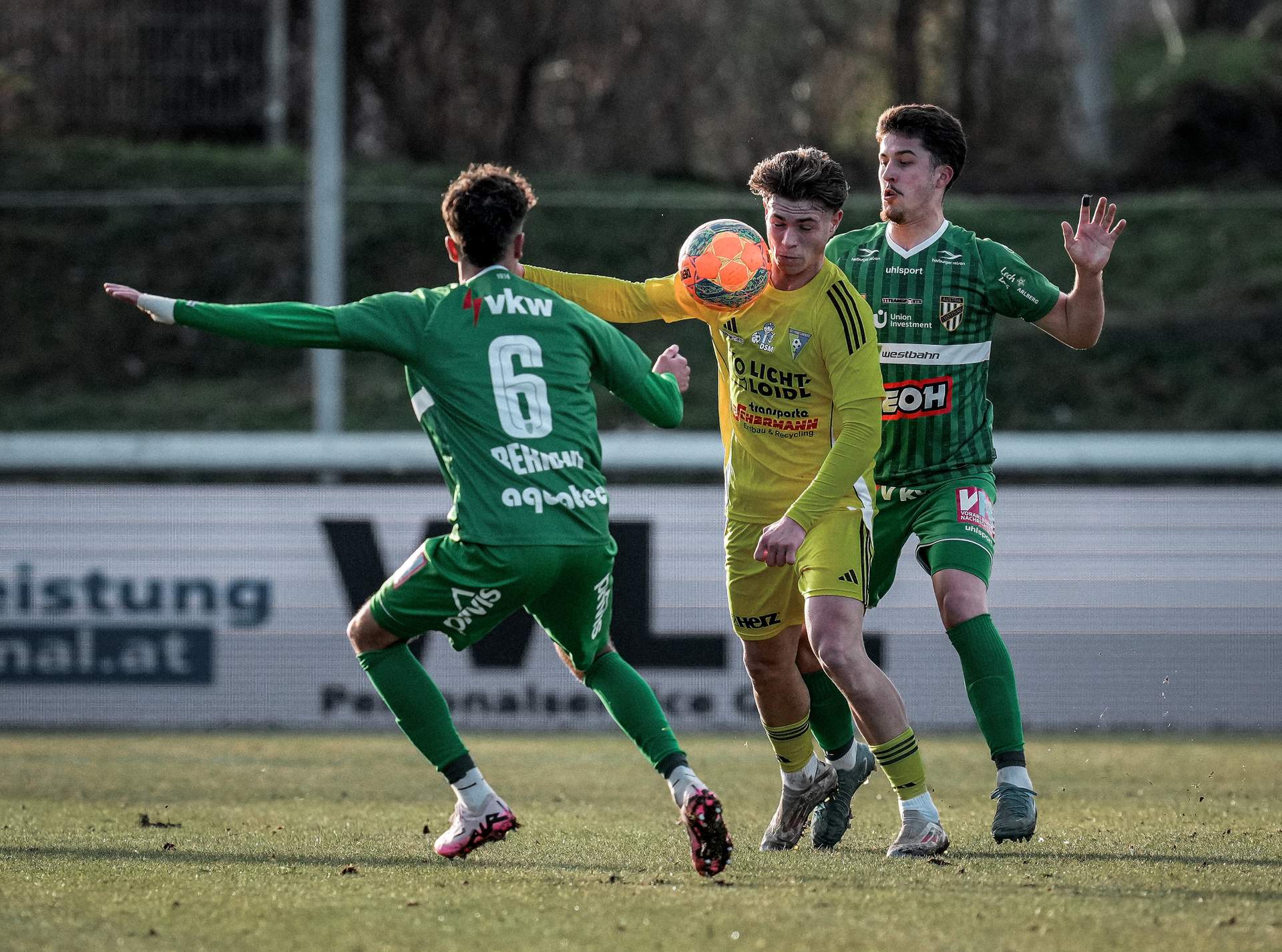 Berkani und Devisate im Zweikampf mit einem Lafnitz Spieler