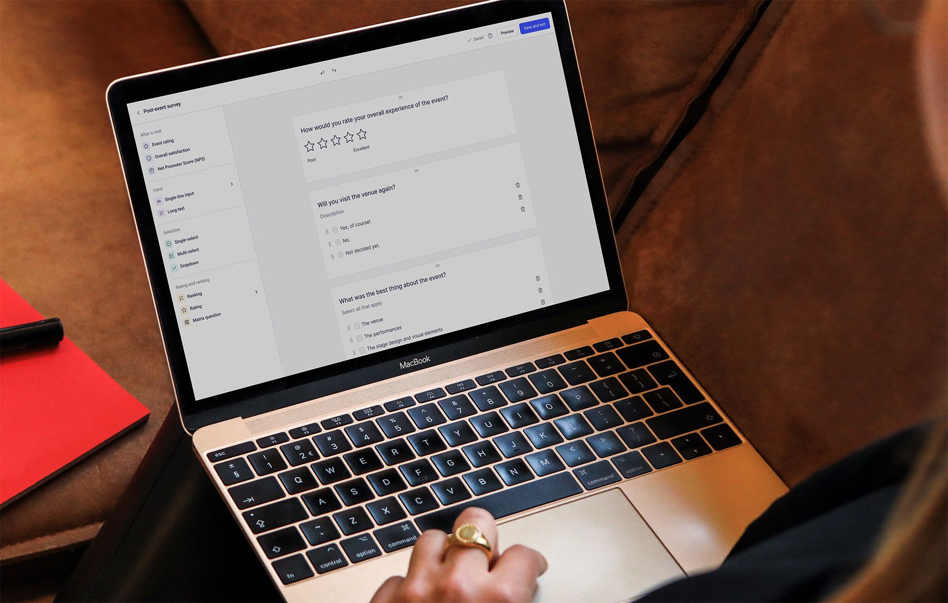 En person som använder en laptop och visar en webbundersökning med stjärnbetyg och flervalsfrågor.