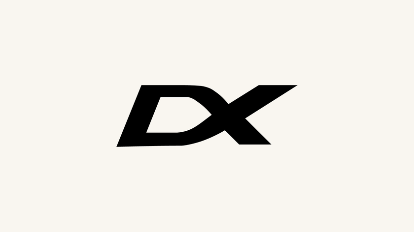 DX logo på beige bakgrund