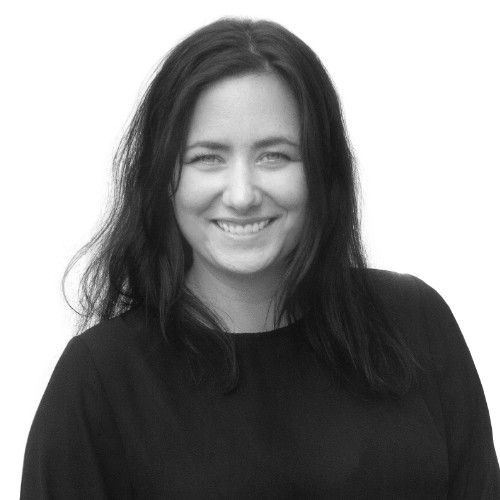 Kvinna i svartvitt filter