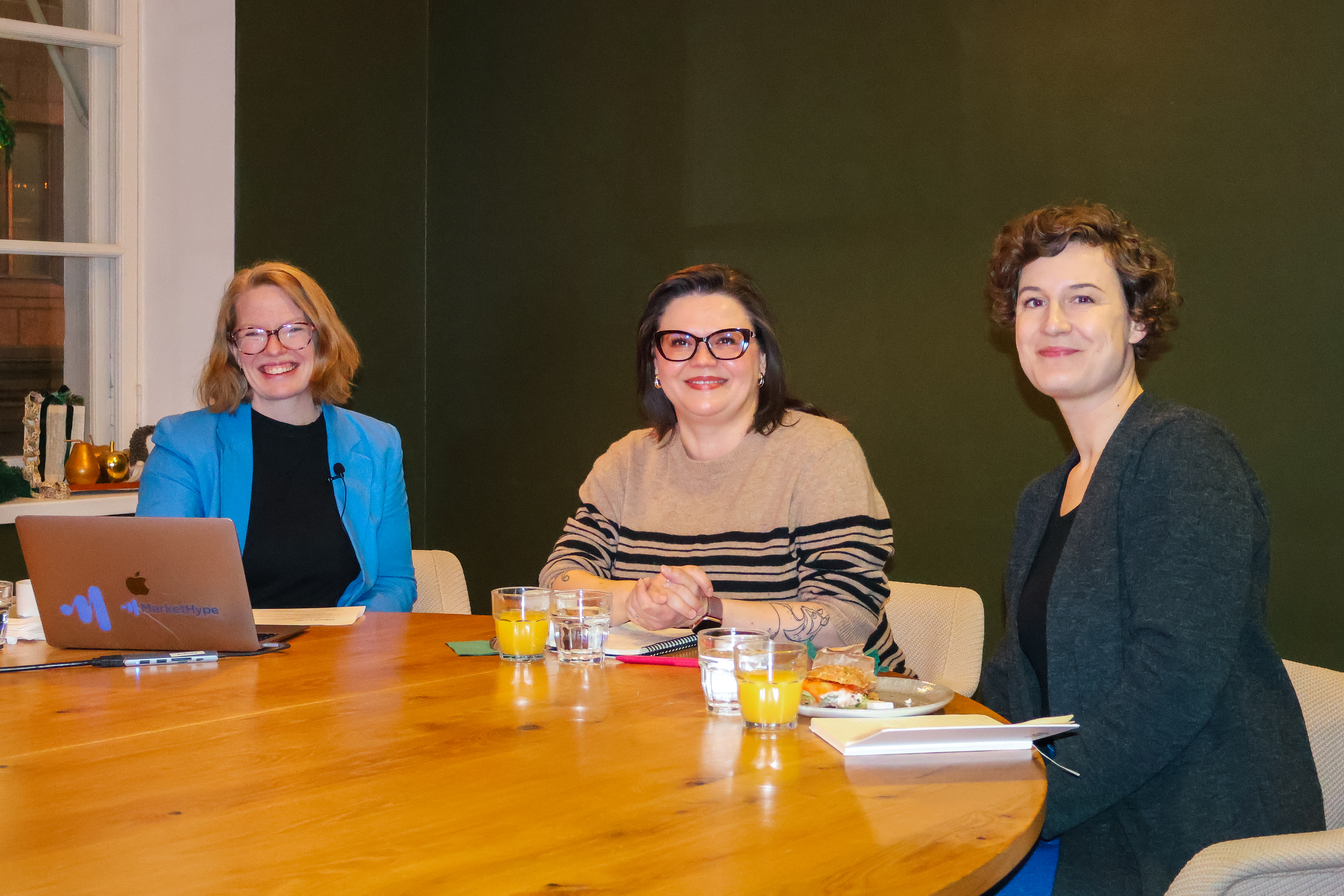 webinar tre kvinnor och en laptop vid ett bord