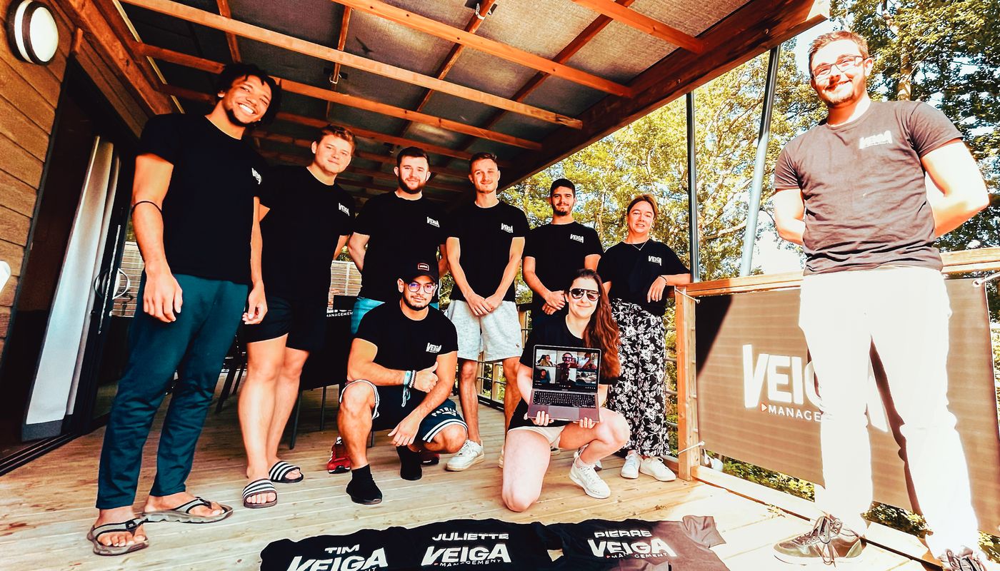 L'équipe de Veiga Management qui pose avec des tee shirt nominatifs