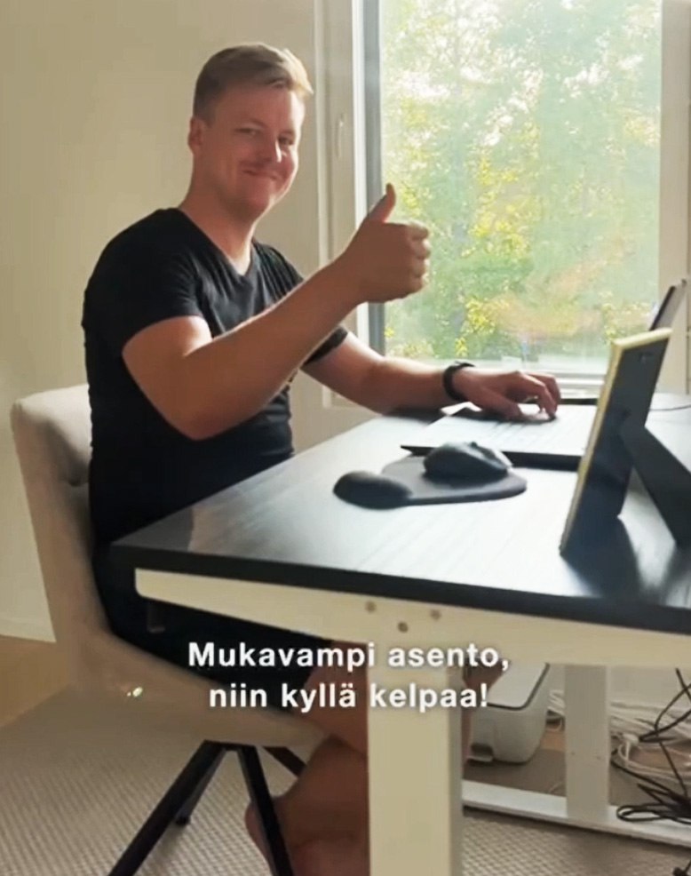 Joonas Hurri työpöydän kimpussa
