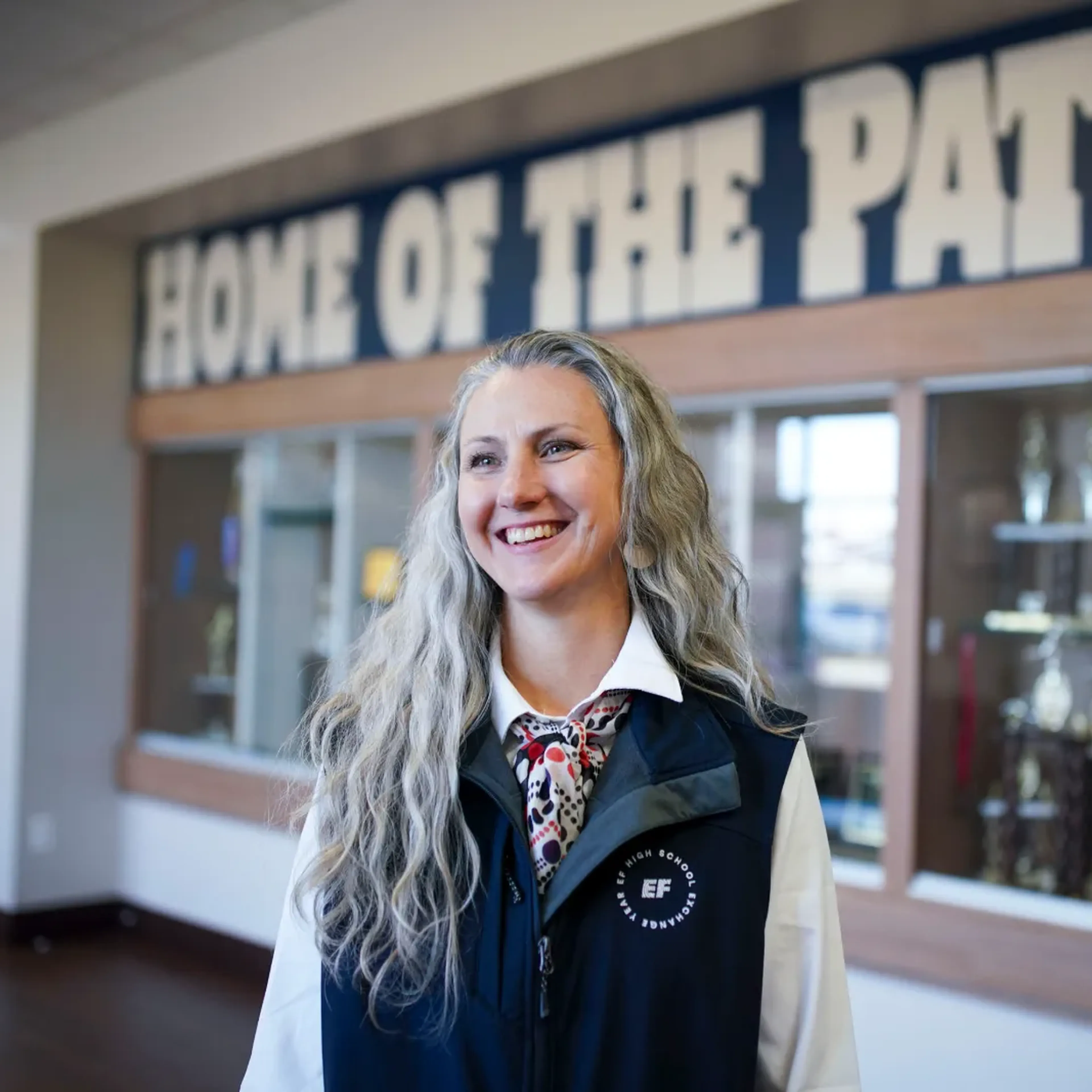 Smilende EF-medarbeider på en amerikansk high school