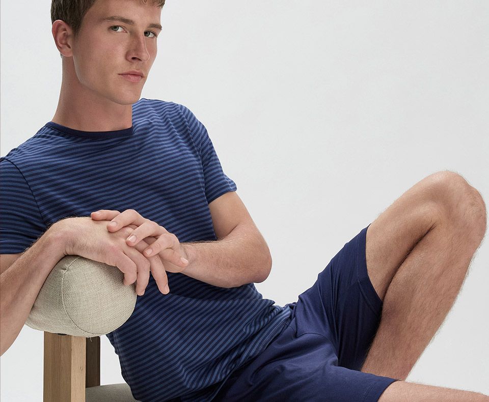 Herren Nachtwäsche - blauer Pyjama aus gestreiftem T-Shirt und einfarbiger Shorts