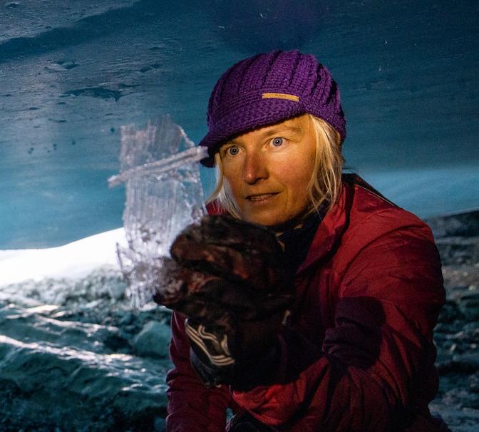 Glaziologin Andrea Fischer hält einen Eiskristall.