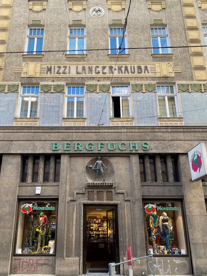 Die Front des Geschäfts "Bergfuchs" in 1070 Wien.