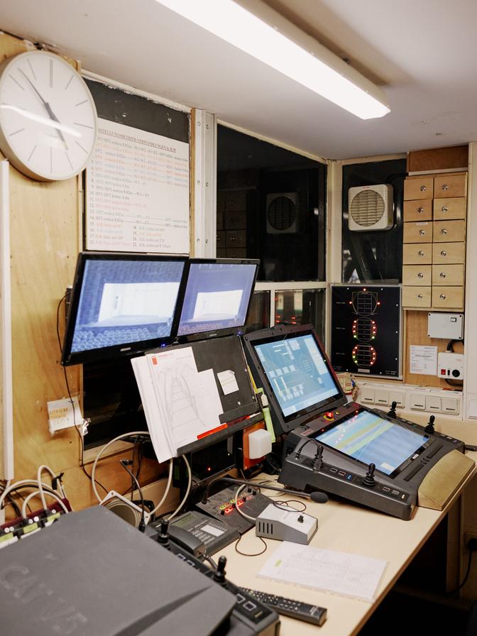 Ein Foto der Technik im Steuerungsraum des Burgtheaters.