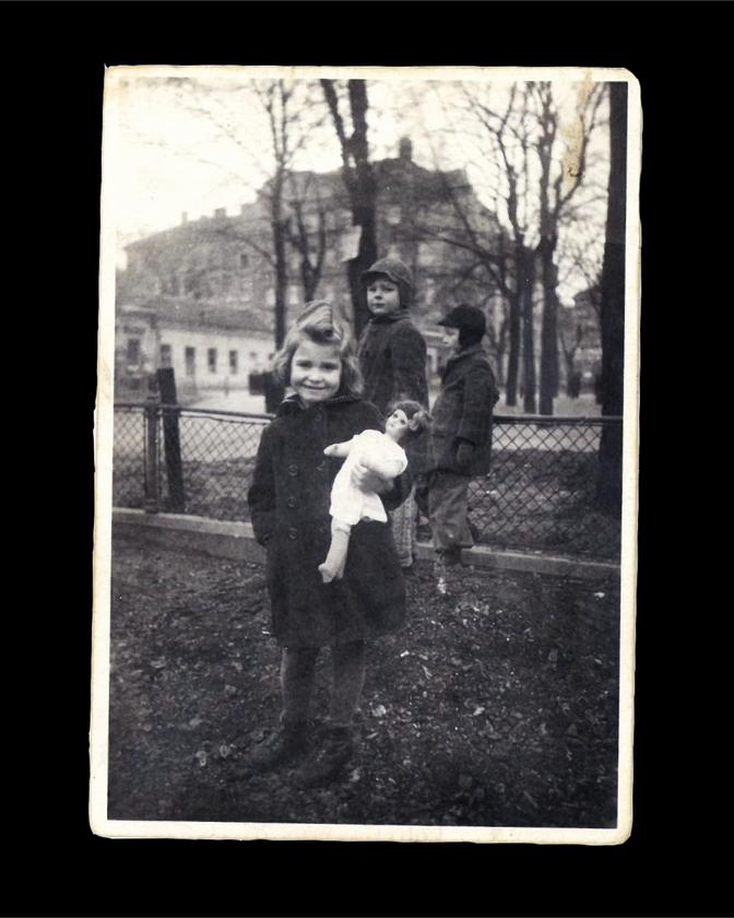 Eine alte Fotografie von einem Mädchen, das eine Puppe hält