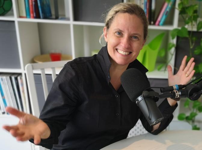 Juristin Sophie Martinetz im Podcast-Studio von Missing Link.