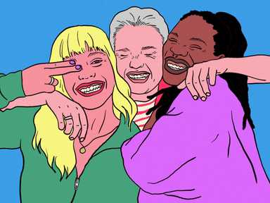 Drei Menschen lachen fröhlich und umarmen sich vor einem blauen Hintergrund. Sie wirken glücklich und verbunden.