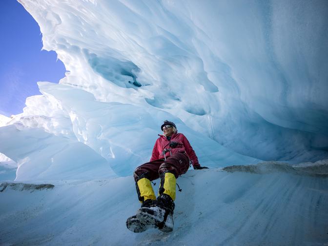 Glaziologin Andrea Fischer sitzt in einer Eishöhle im Gletscher Außerfern.