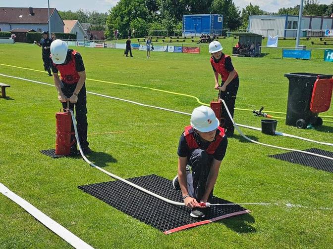 Die Feuerwehrjugend bei einer Übung.