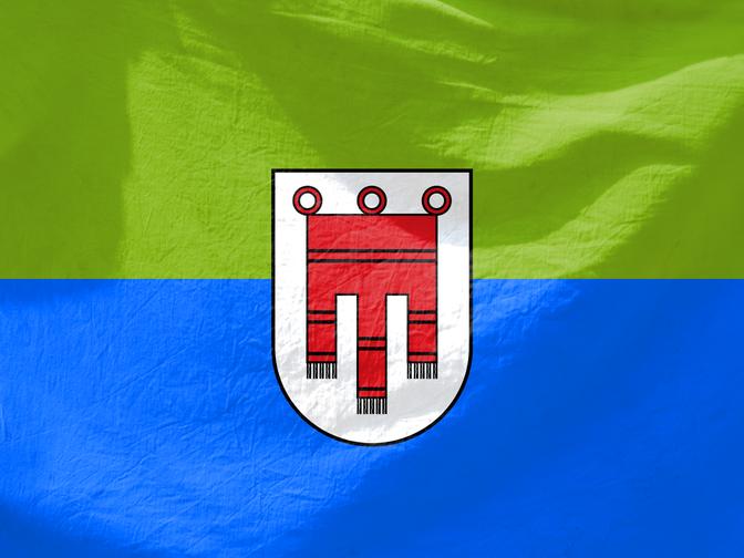 Das Landeswappen von Vorarlberg auf einer grün-blauen Flagge