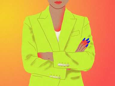 Frau in einem leuchtend gelben Blazer mit blauen Nägeln, Arme verschränkt, vor einem leuchtend orange-gelben Hintergrund mit Farbverlauf.