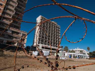 Zypern - Im Viertel Varosha am Strand ist ein verlassenes Hotel zu sehen.