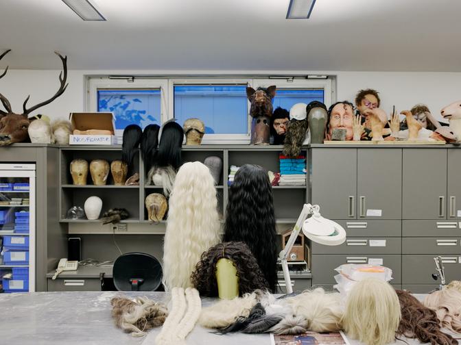 Ein Blick der Perücken- und Maskensammlung des Burgtheaters.