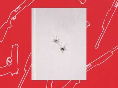 Weißes Buch mit zwei Einschusslöchern auf rotem Hintergrund, darauf weiße Umrisse von Waffen.