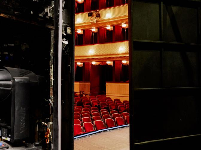 Ein Behind-the-Scenes Blick auf die Bühne des Volkstheaters.