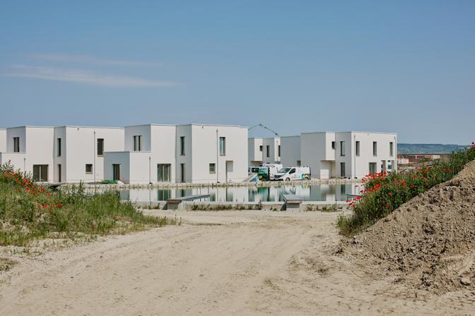 Neugebaute Häuser an einem künstlichen See.