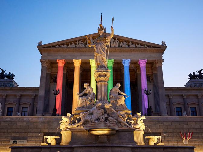 Die Säulen des Parlaments auf der Wiener Ringstraße leuchteten im Zuge der Pride-Parade am 17. Juni in den Regenbogenfarben.