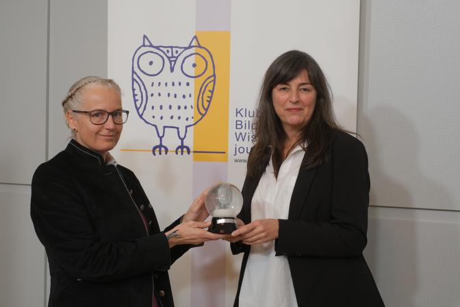 Glaziologin Andrea Fischer erhält von Eva Stanzl, der Vorstandsvorsitzenden des Klubs der Bildungs- und WissenschaftsjournalistInnen Österreichs, die Auszeichnung als Wissenschaftlerin des Jahres.