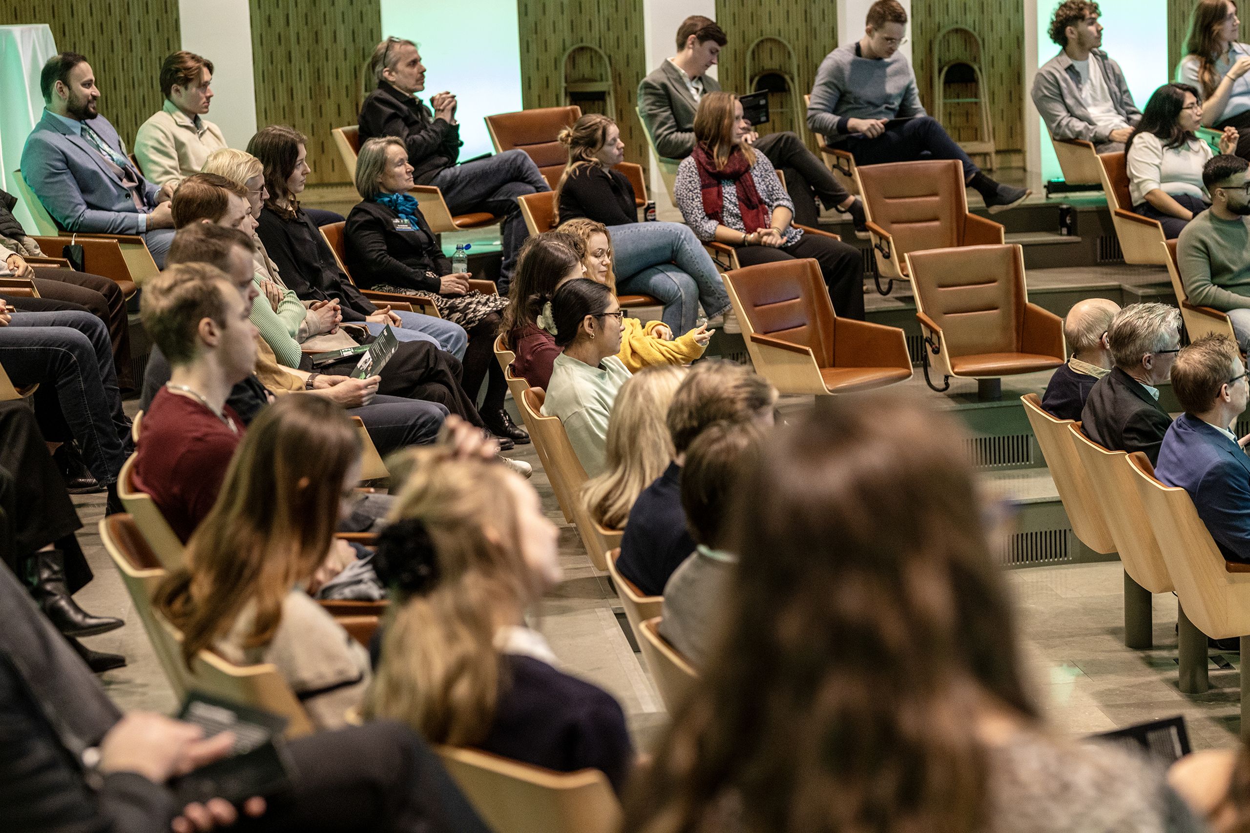 Åhörare i bänkraderna på Structorstiftelsens Exday 24