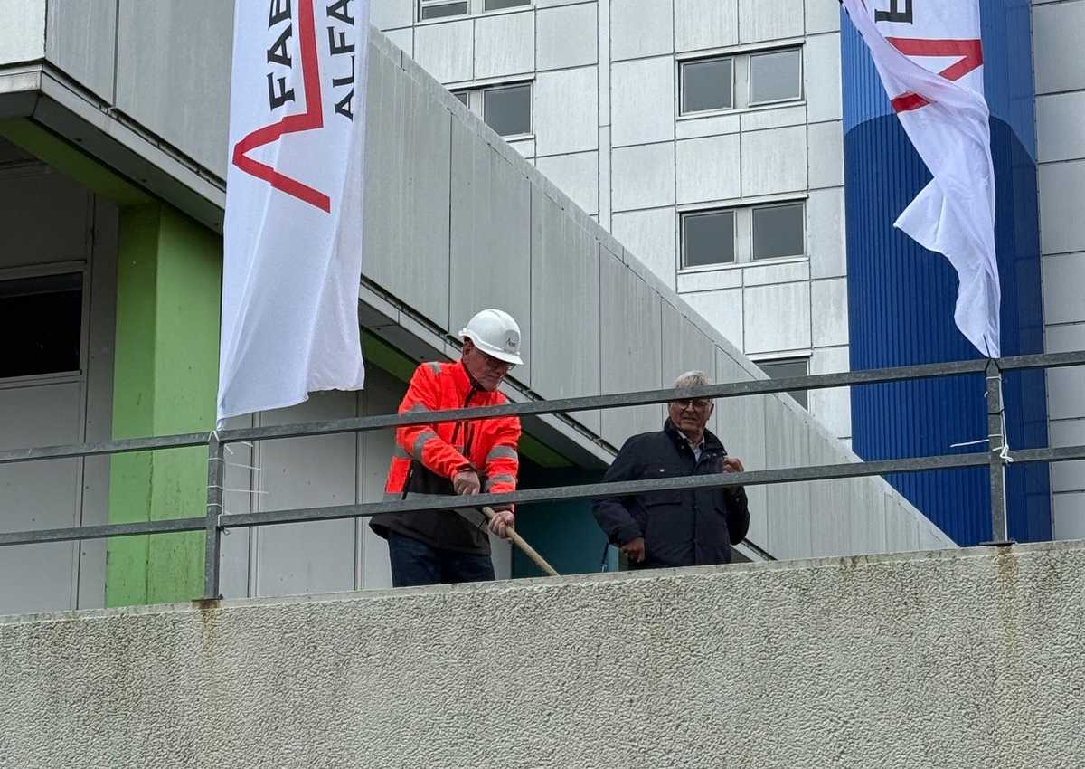 Første hammerslag til nedtagning af Højhuset