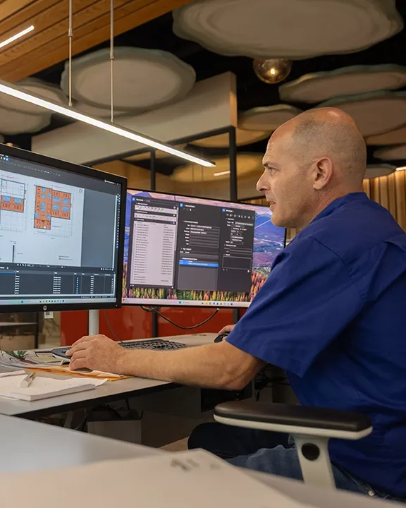 Marcel zit achter de computer en heeft BIM geopend om de tekening voor een klant te maken