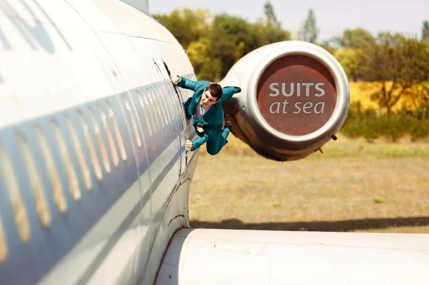 Huwelijksreis plannen Bruidegom in style aan het vliegtuig - Suits at Sea