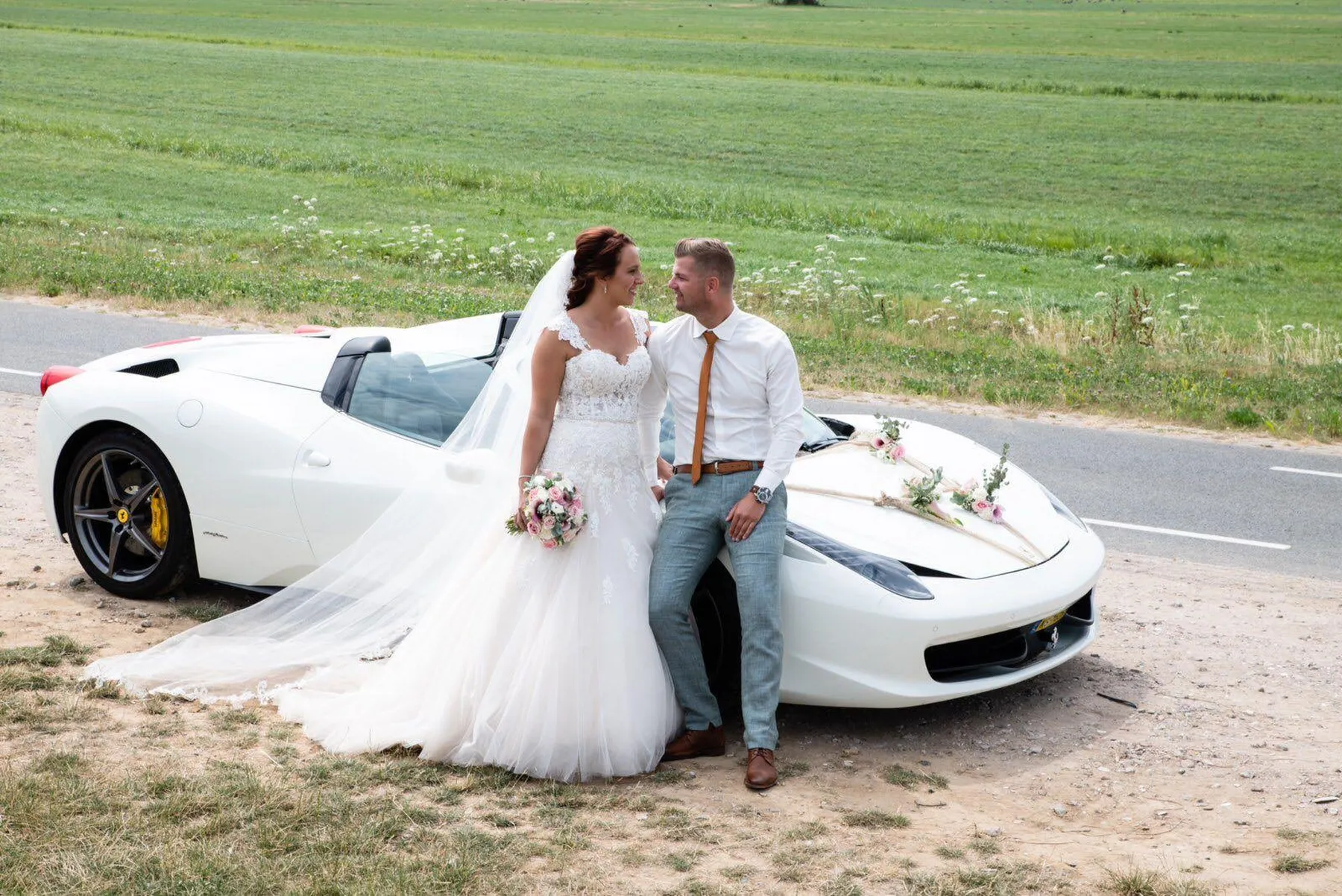 Moderne Luxe sportauto als trouwauto op je bruiloft Ferrari 458 wit